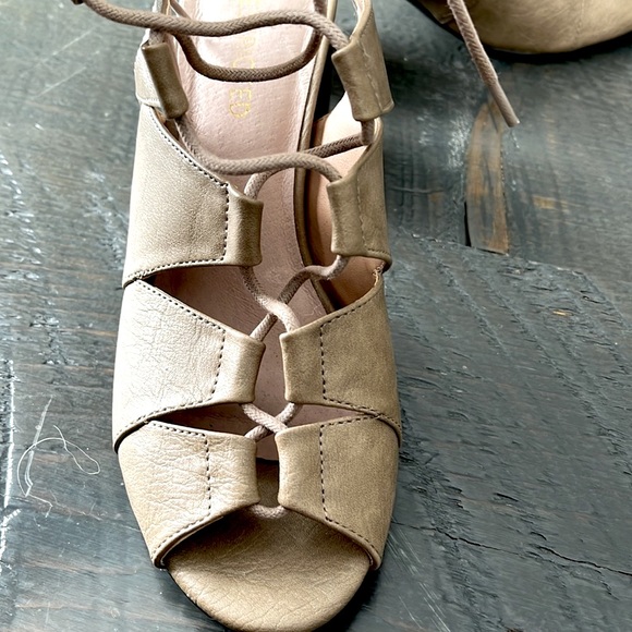 Restricted sandals - Picture 4 of 5